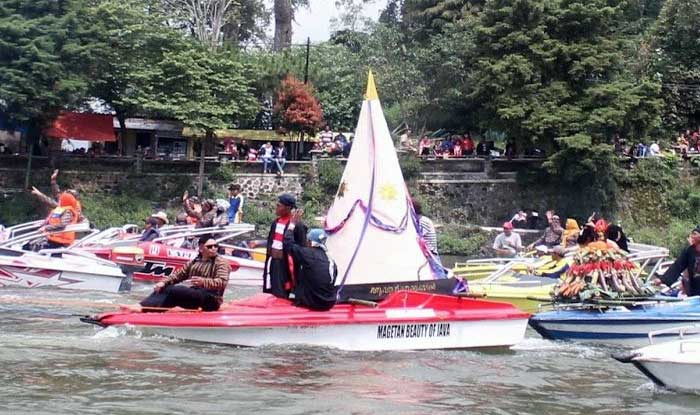 larung sesaji telaga sarangan