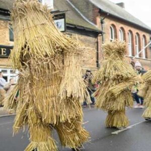 tradisi unik straw bear