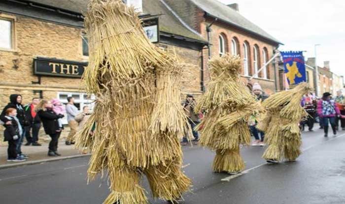 tradisi unik straw bear